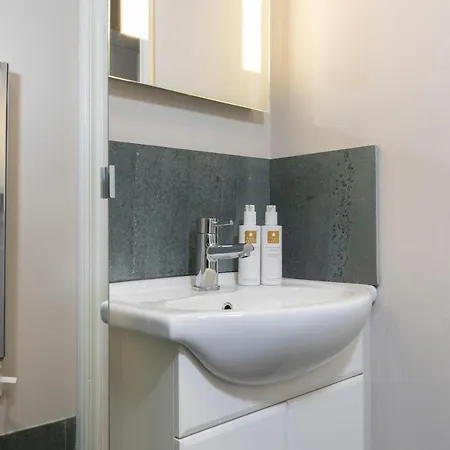 Central - 1 Bedroom - Exceptional Views Lägenhet
