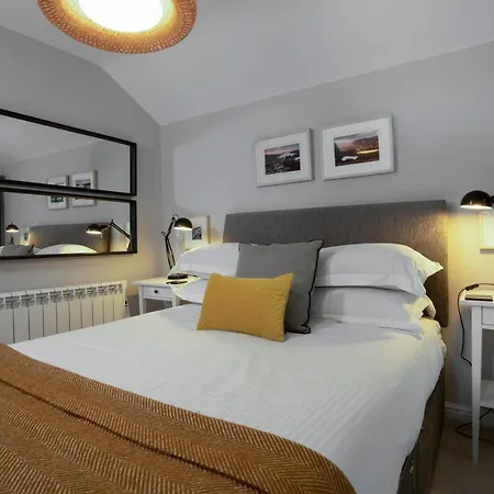 Central - 1 Bedroom - Exceptional Views *